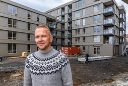 Svanur Karl Grjetarsson, forstjóri byggingafélagsins MótX, við Hringhamar í Hafnarfirði.