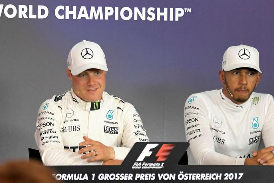 Valtteri Bottas og liðsfélagi hans hjá Mercedes, Lewis Hamilton, á blaðamannafundi eftir tímatökuna í Austurríki …