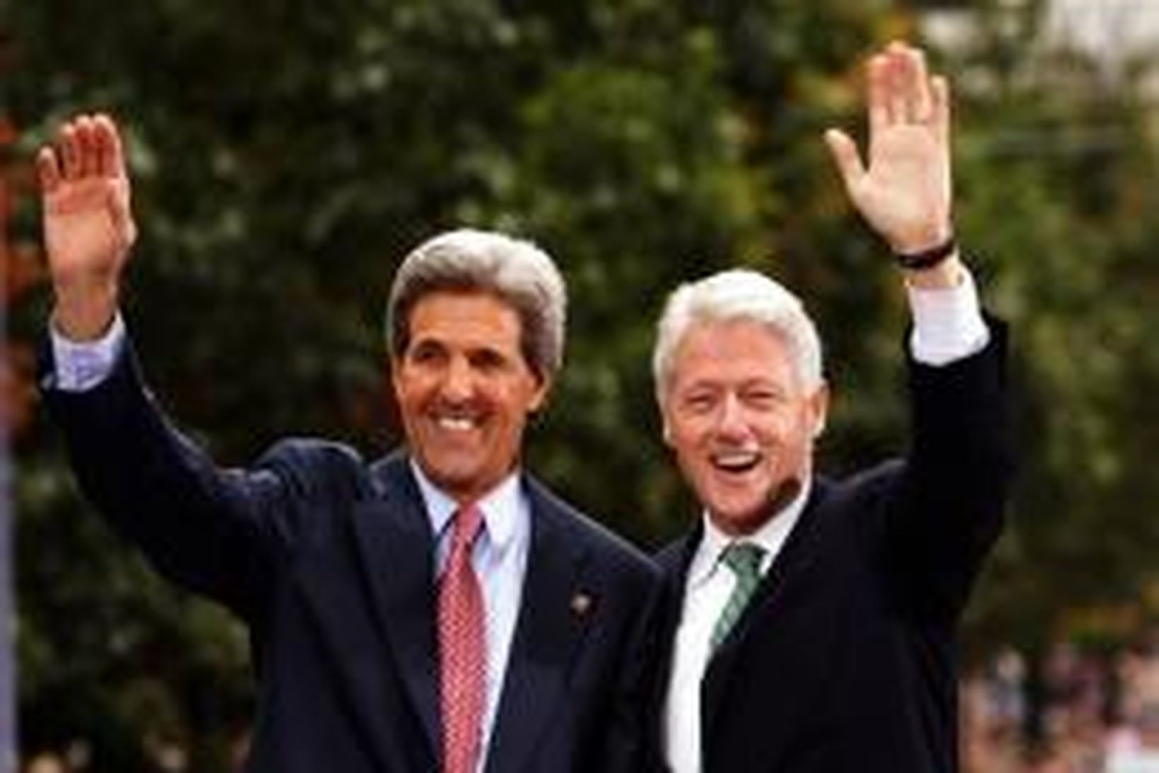John Kerry og Bill Clinton á kosningafundinum í Pennsylvaníu í …