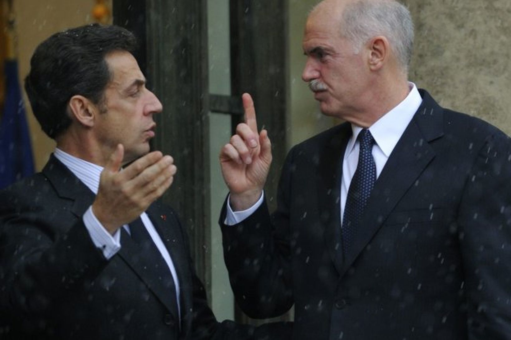 Nicolas Sarkozy Frakklandsforseti ræddi í dag við George Papandreou forsætisráðherra …