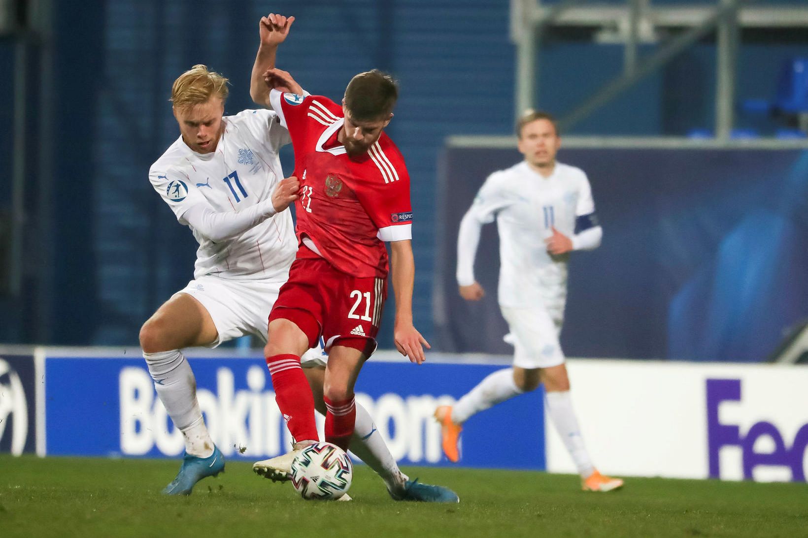 Sveinn Aron Guðjohnsen og Danil Glebov eigast við í leiknum …