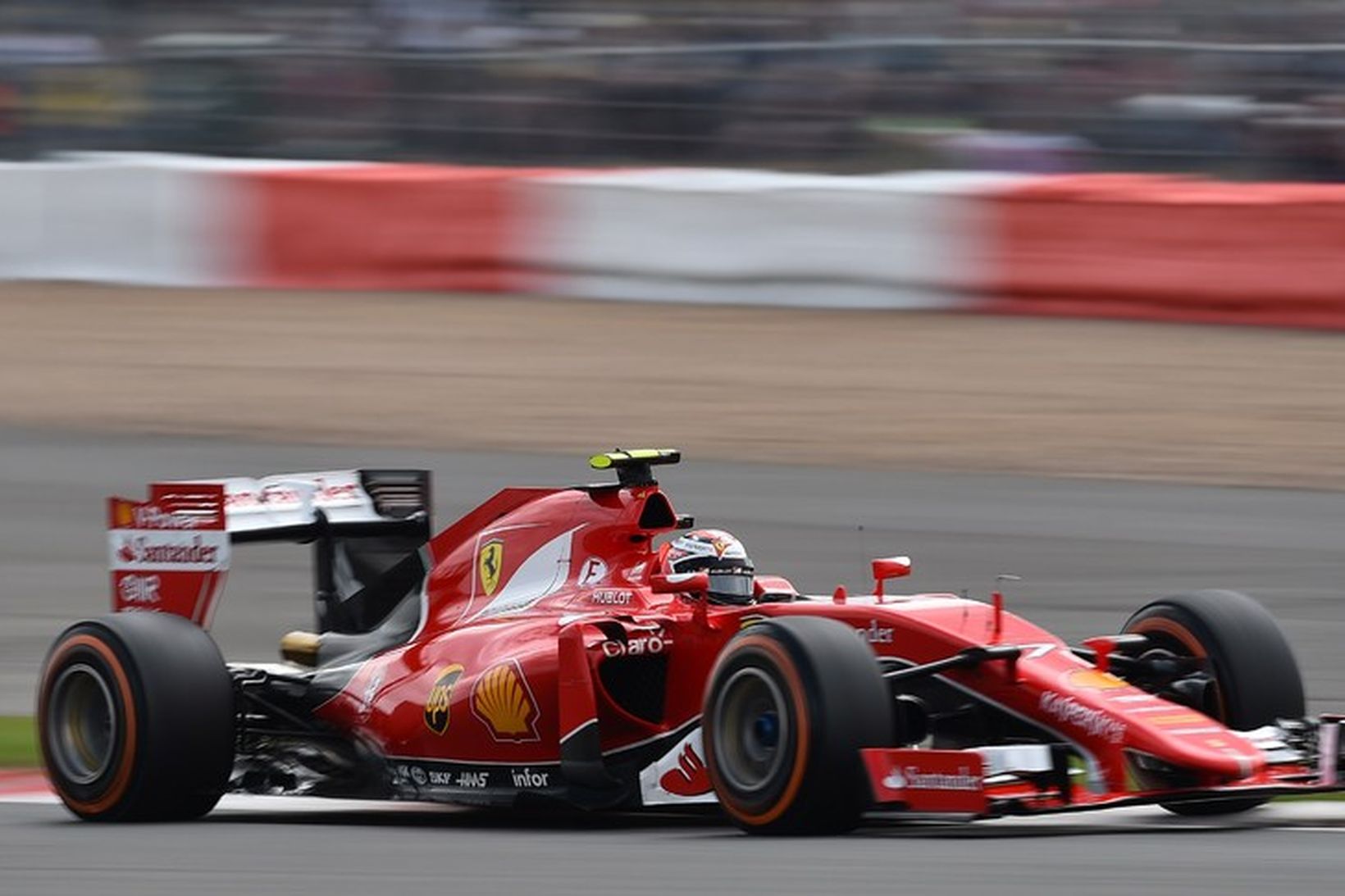 Kimi Räikkönen á ferð í Silverstone í dag.
