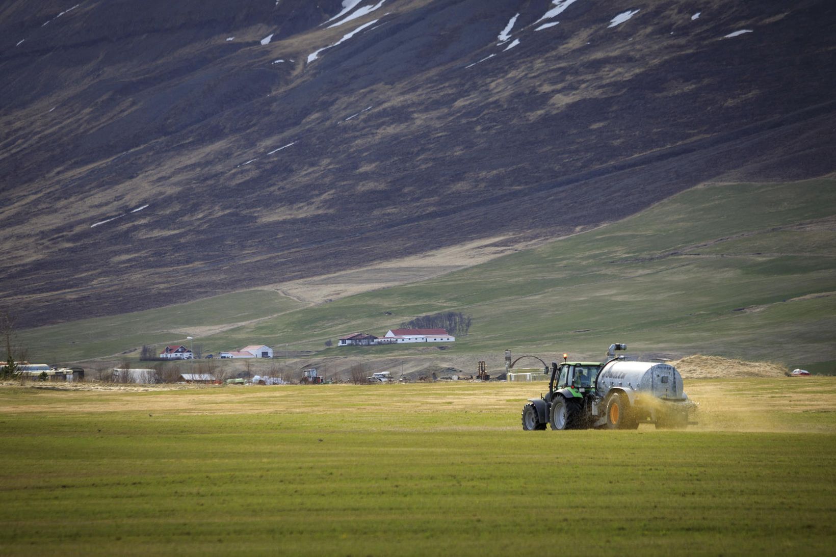 Jón Elfar er fegin að hafa lokið við áburð áður …