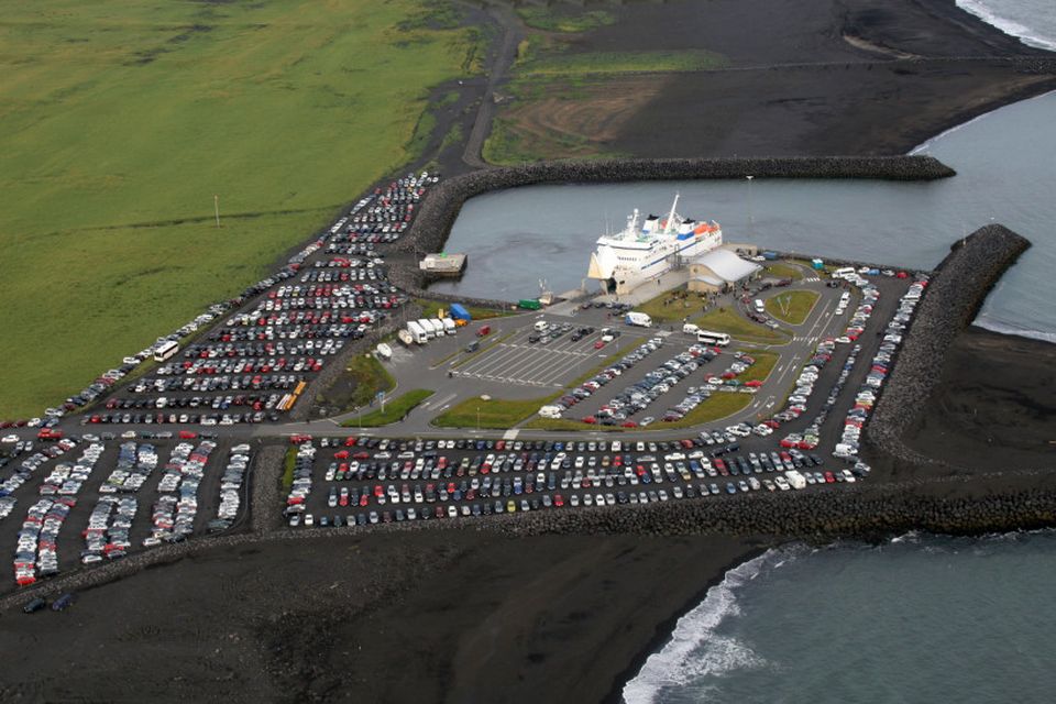 Bílastæðið við Landeyjahöfn var yfirfullt