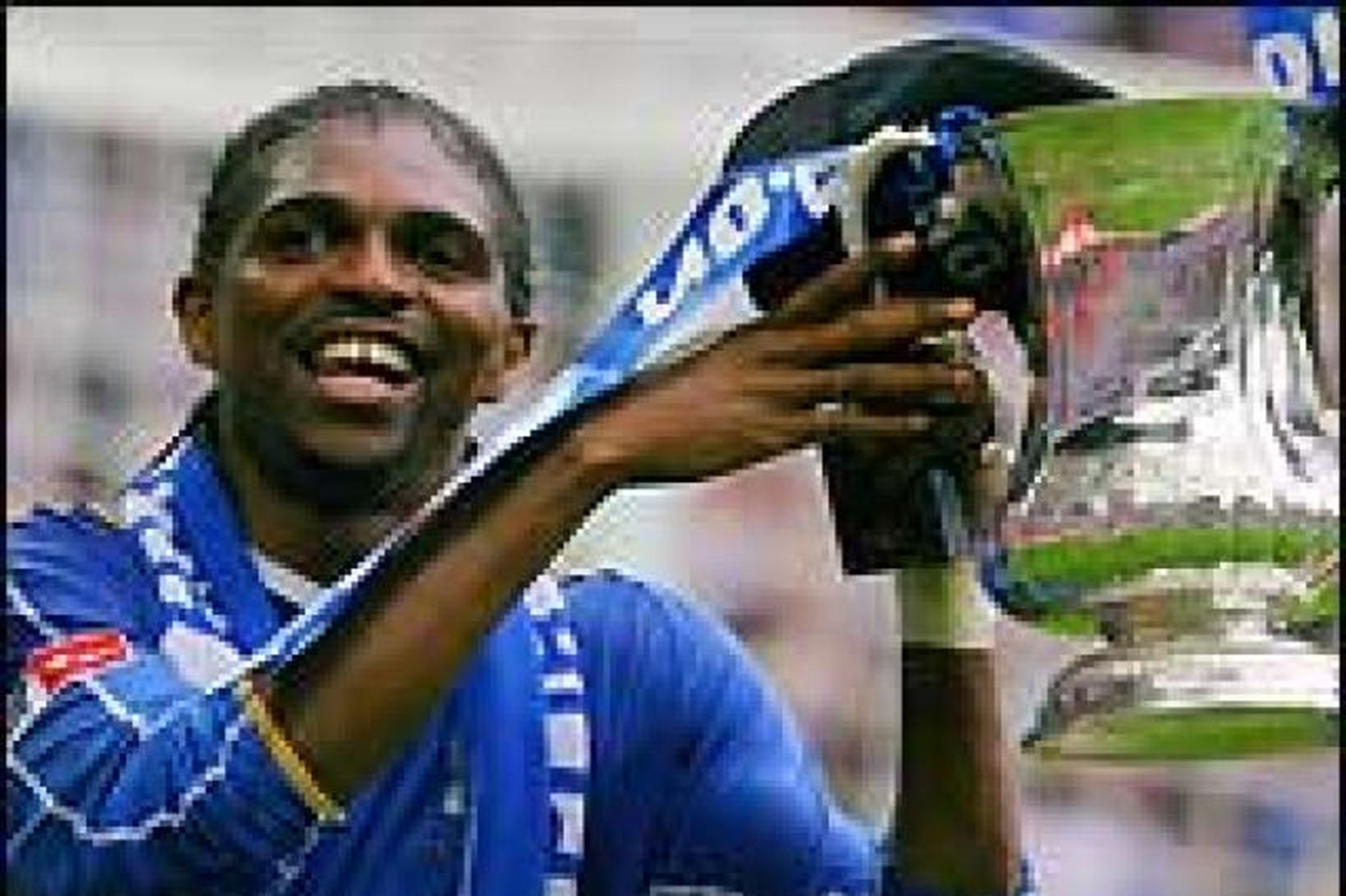 Nwankwo Kanu skoraði í heimalandi sínu.