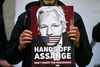 Fyrirskipa framsal Assange