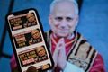 Leyndarmál páfans Djúpfölsun af Leó XIV páfa sést hér á símaskjá þar sem páfi virðist gefa upp ýmis biblíuleg leyndarmál á YouTube, en er tóm tjara.