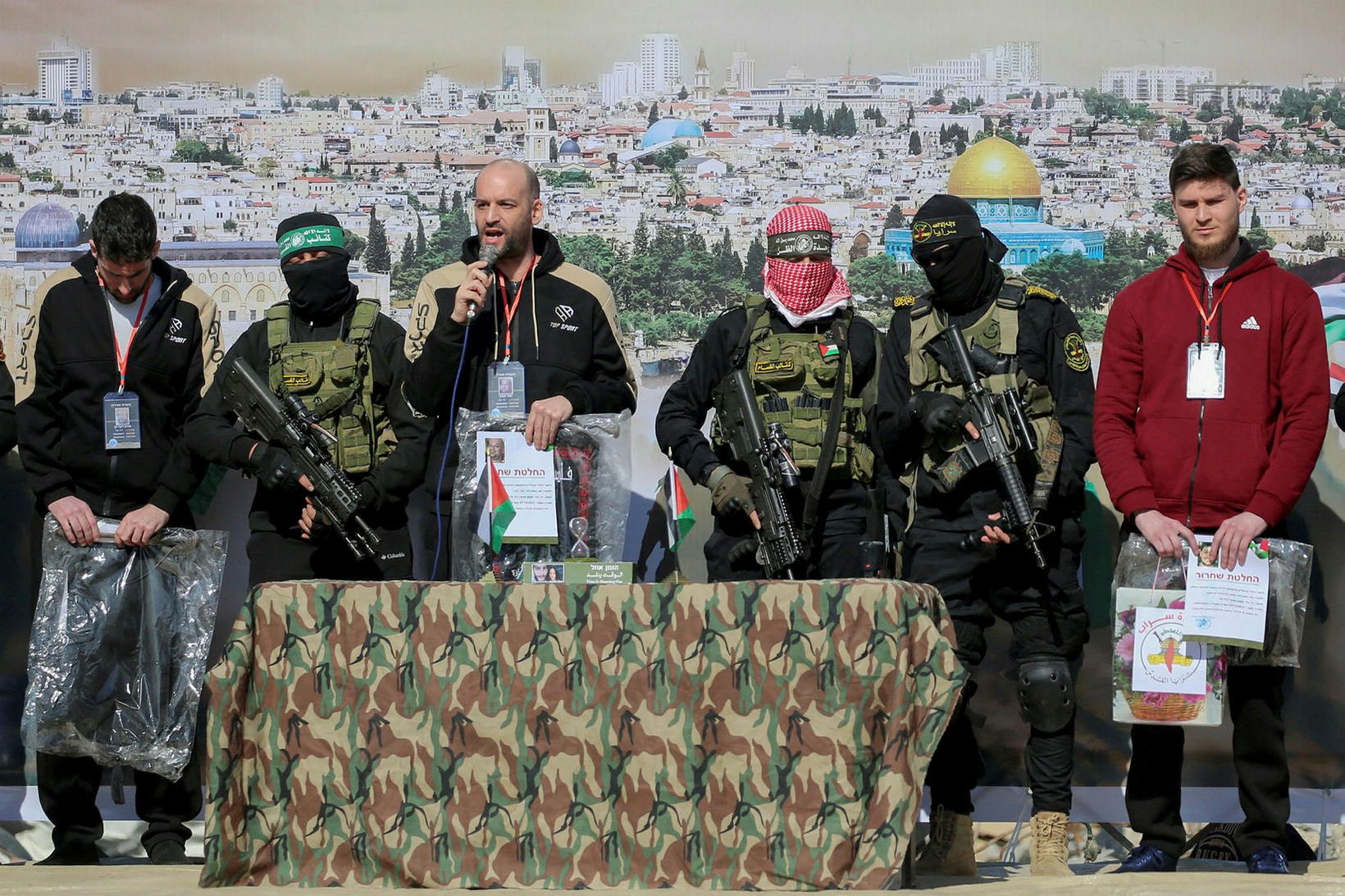 Þremur Ísraelsmönnum var sleppt úr haldi Hamas-samtakanna í dag.