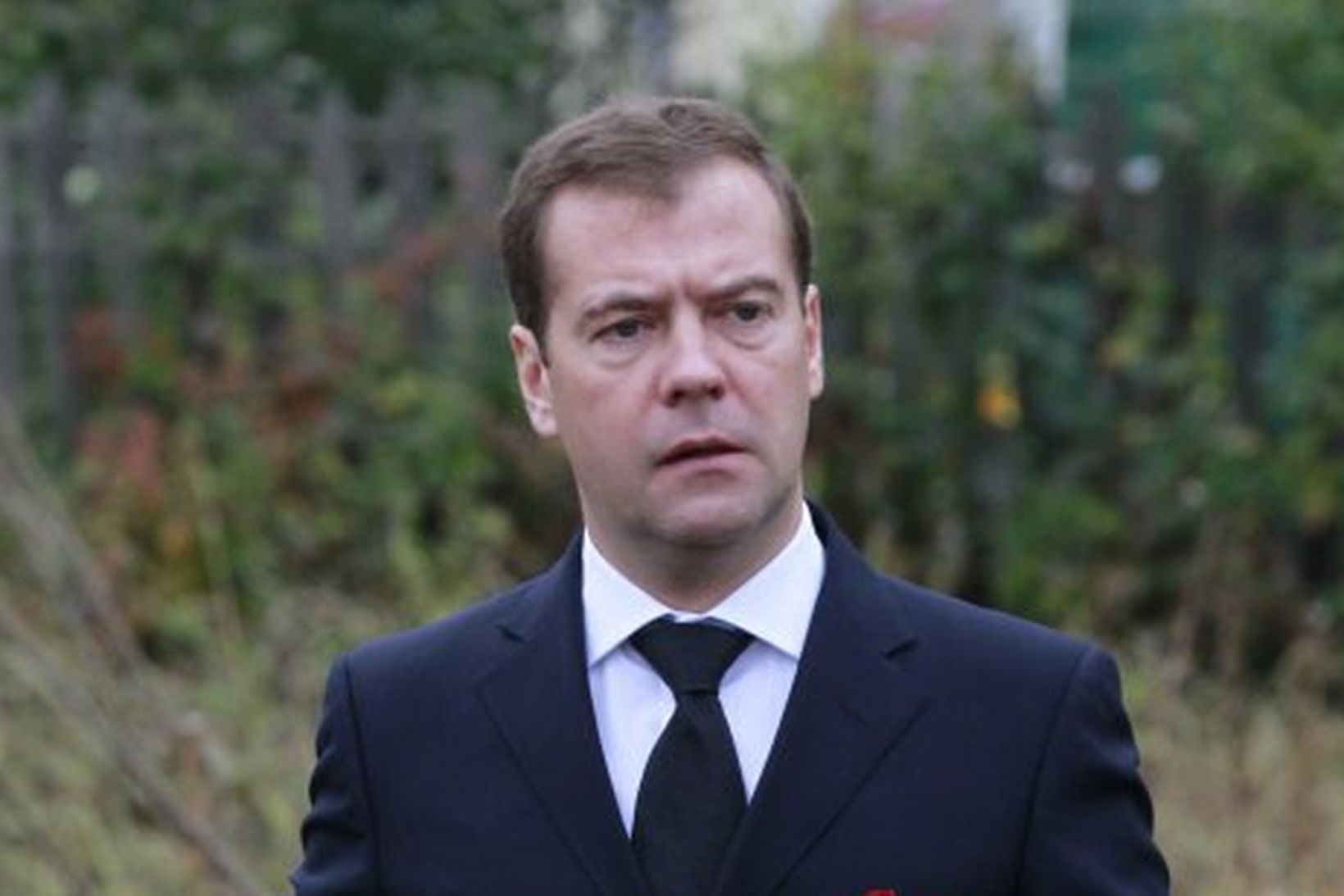 Dmitry Medvedev lagði blóm á slysstaðnum þar sem flugvélin brotlenti …