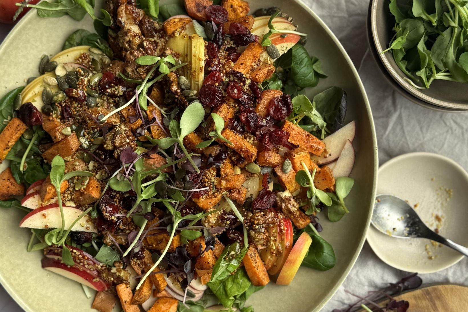 Þetta fallega og lítríka haustsalat gleður bragðlaukana og á vel …