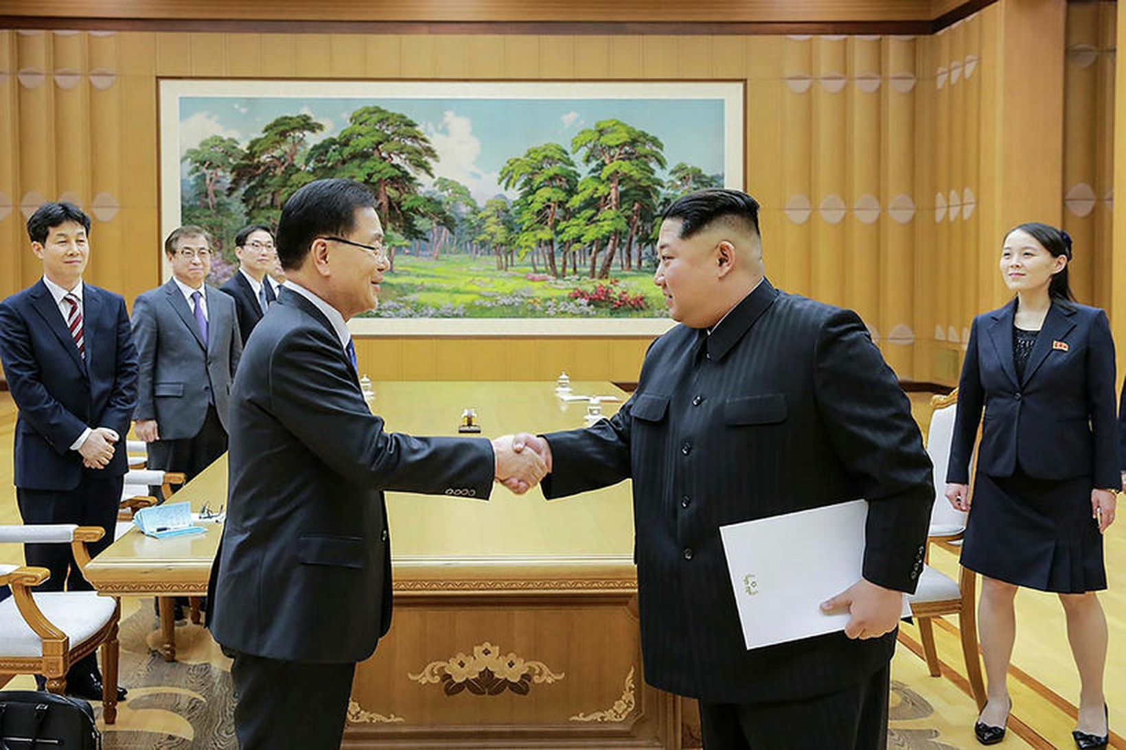 Kim Jong-un tekur í höndina á Chung Eui-yong á fundi …