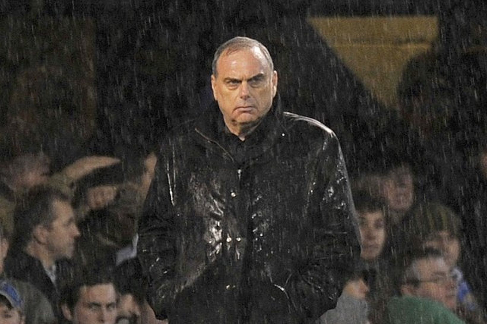 Avram Grant fylgist með sínum mönnum í Portsmouth í fyrsta …