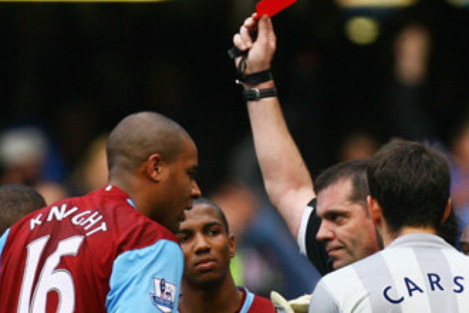 Phil Dowd rekur Zat Knight varnarmann Aston Villa að velli …