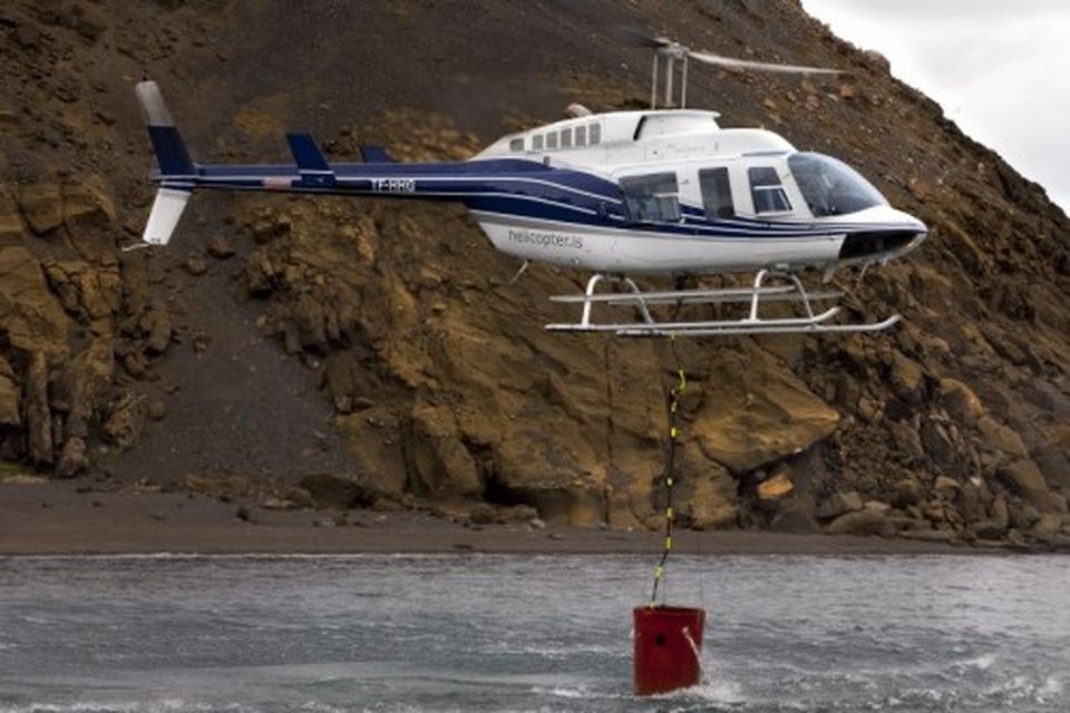 Þyrla Þyrluþjónustunnar sótti vatn í Kleifarvatn og flutti á brunastað uppi á fjallinu.