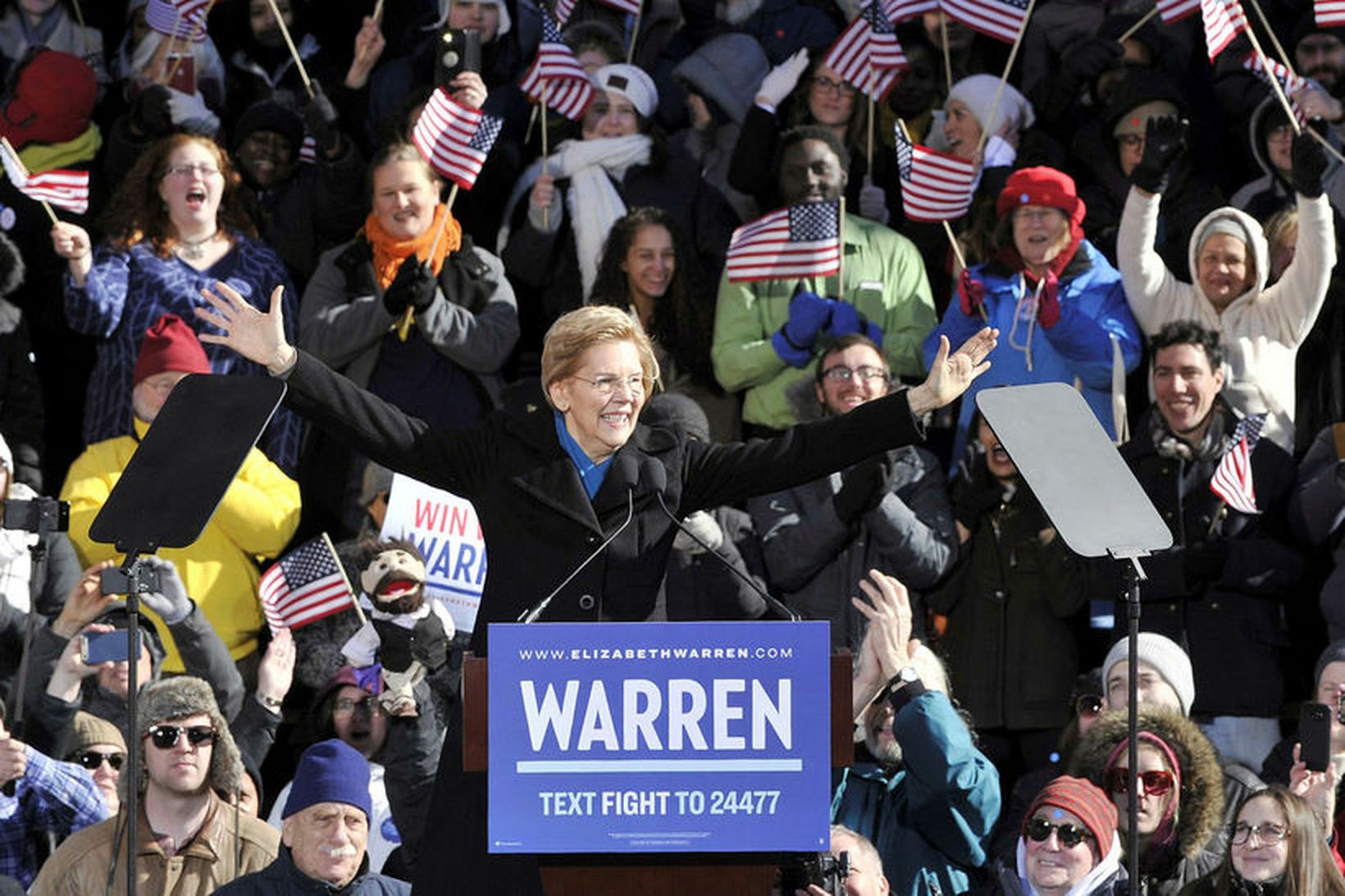 Elizabeth Warren lýsti yfir framboði sínu til forseta á fundi …