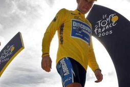 Armstrong gengur niður af verðlaunapallinum eftir einn sigur af sjö í Tour de France.