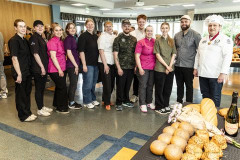 Hér má sjá hópinn sem kláraði sveinsprófið í bakaraiðn á dögunum ásamt formanni sveinsprófsnefndarinna, Tinna …