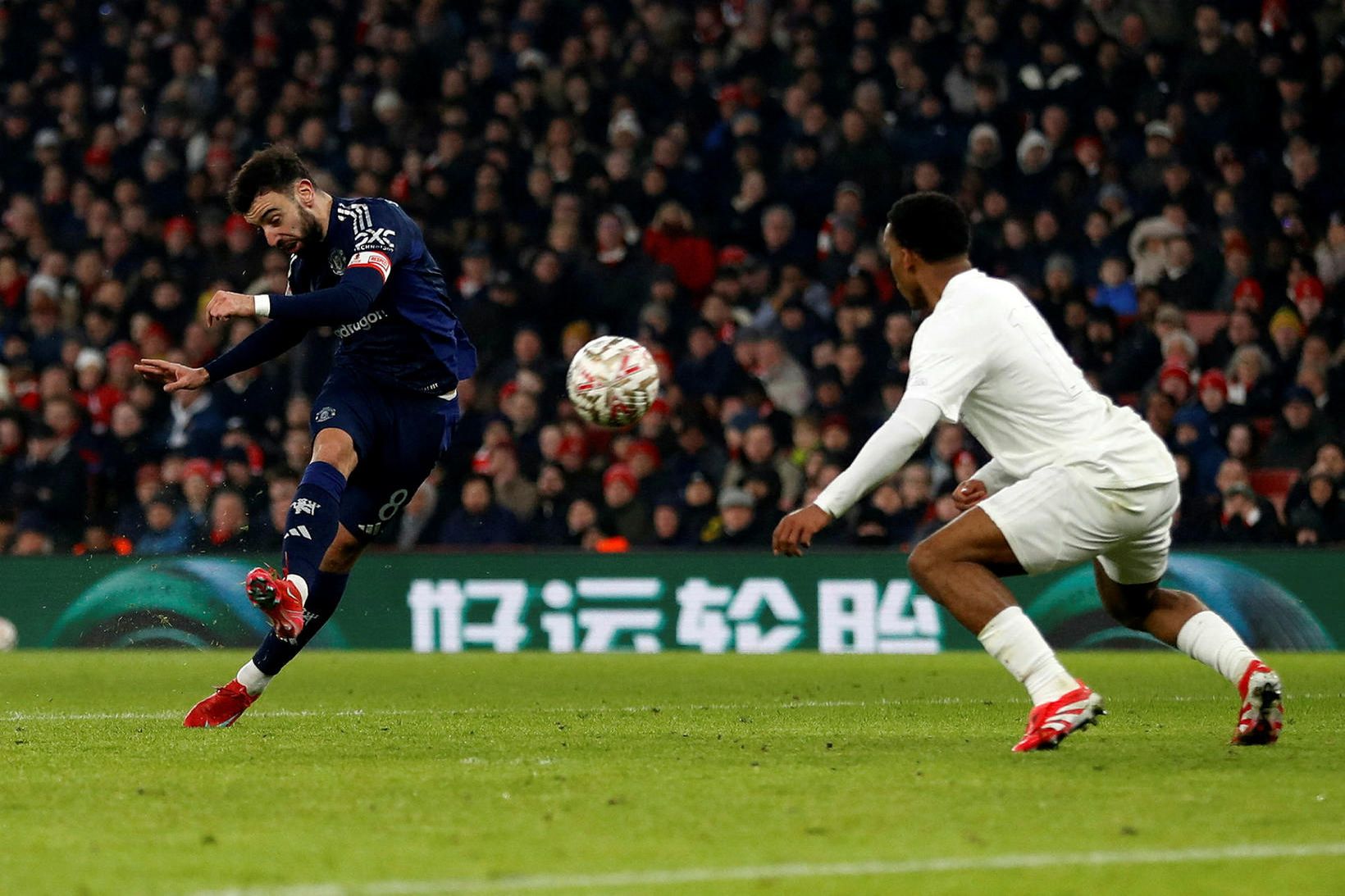 Bruno Fernandes kemur Manchester United yfir með glæsilegu skoti í …