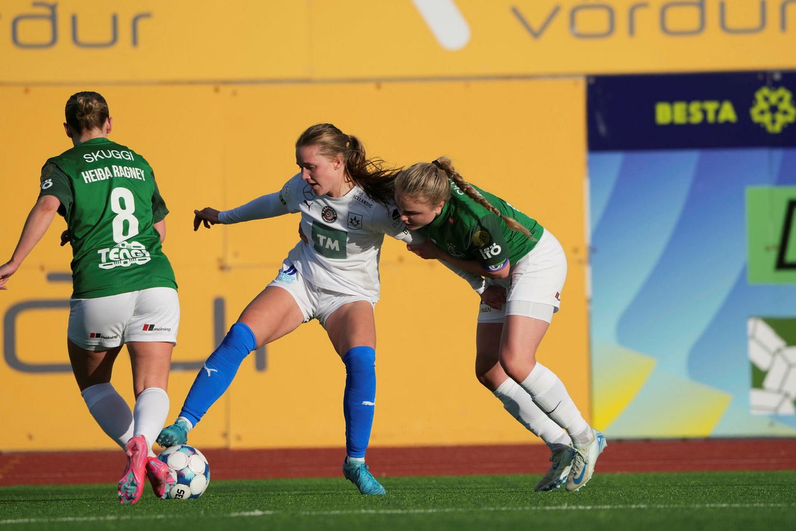 Agla María Albertsdóttir heldur í Úlfu Dís Kreye Úlfarsdóttur í …