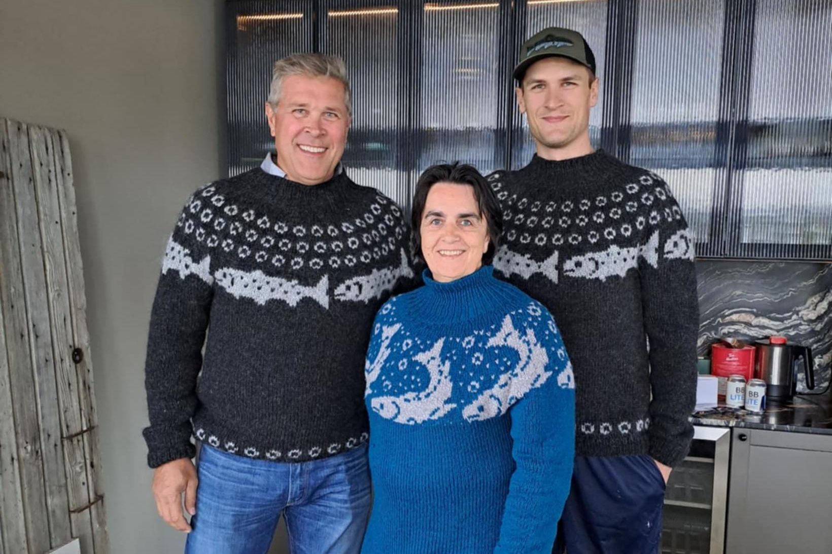 Feðgarnir í nýju lopapeysunum. Bjarni Benediktsson og Benedikt Bjarnason. Handverkskonan …