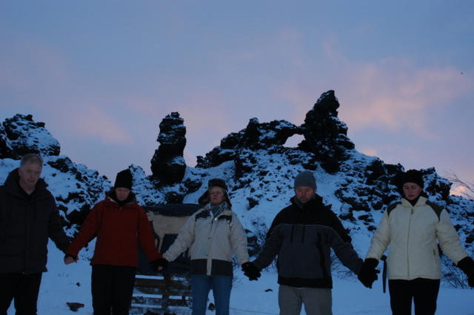 Hópur fólks kom saman við Mývatn til að mótmæla efnahagsástandinu.