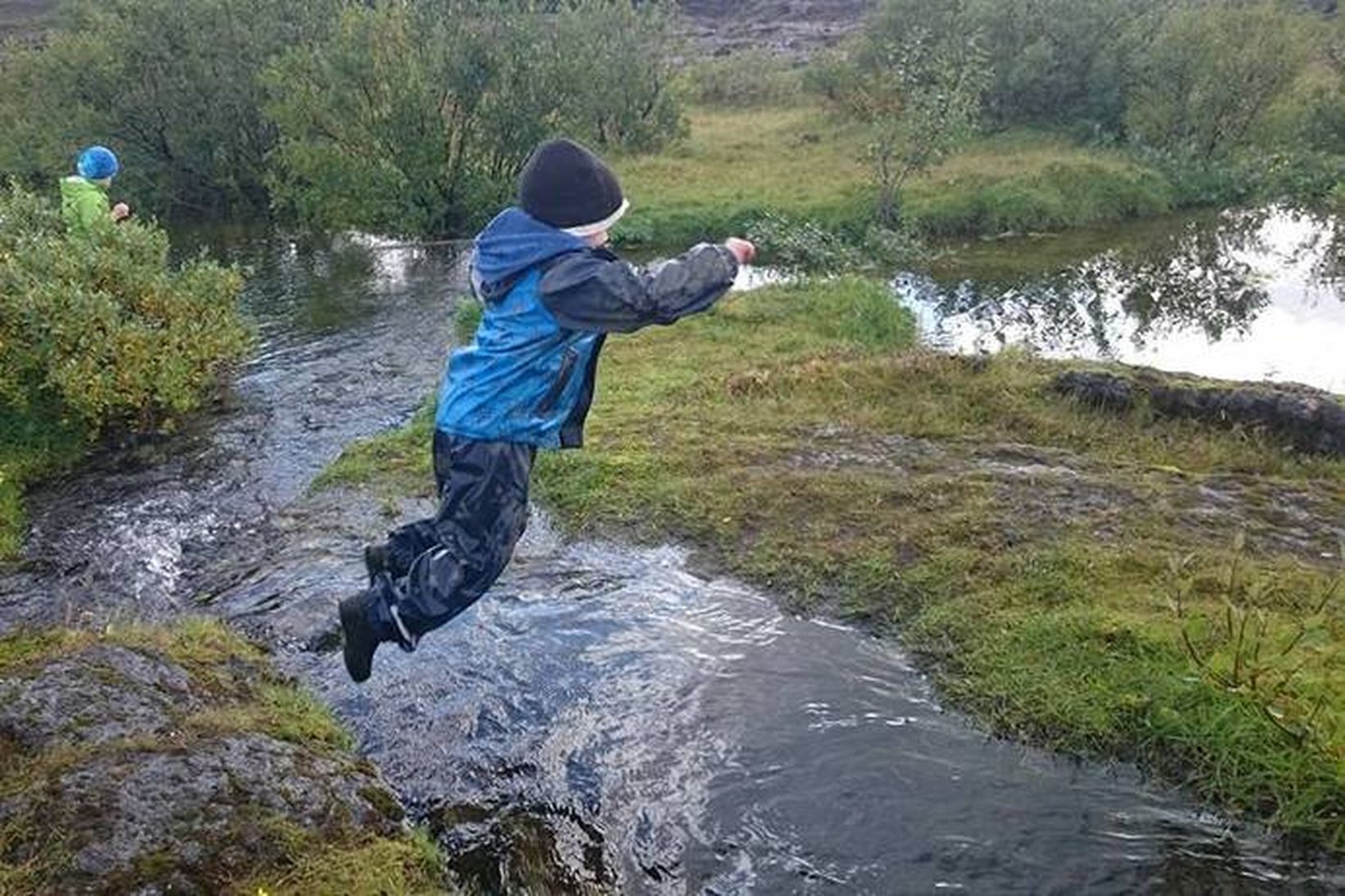 Börn að leik við Kaldársel.