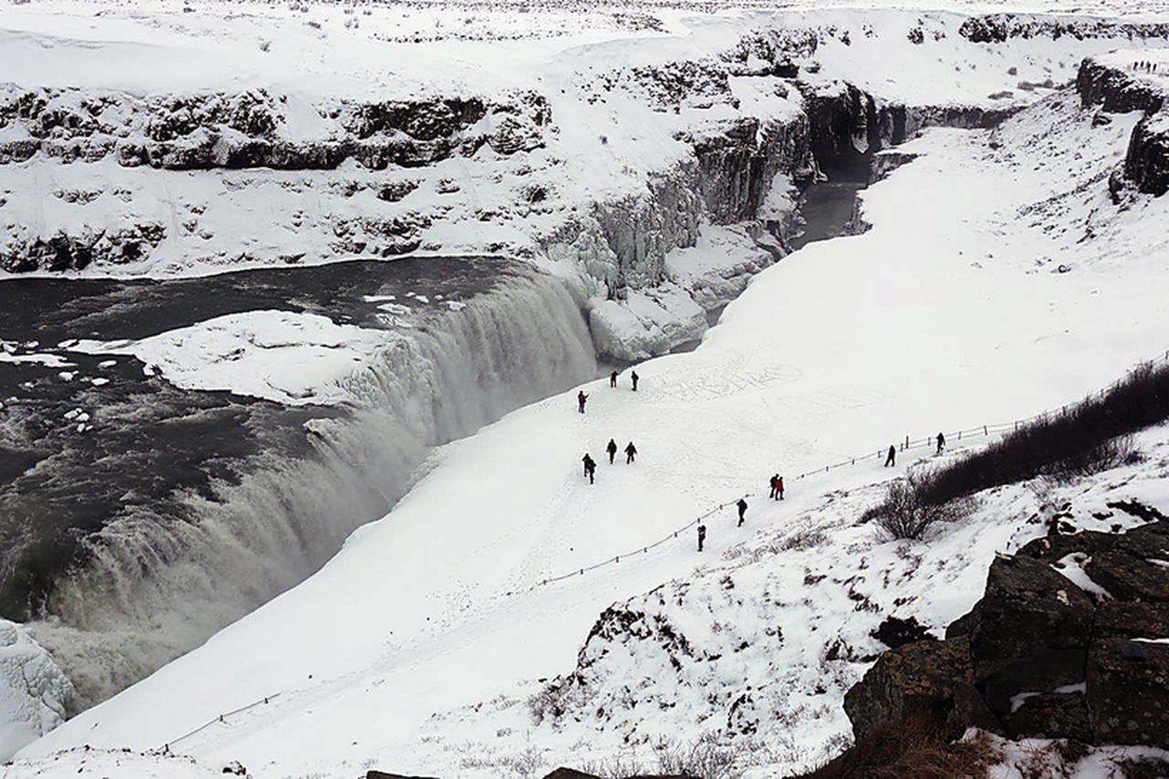 Mikill fjöldi ferðamanna skoðar Gullfoss á hverju ári.