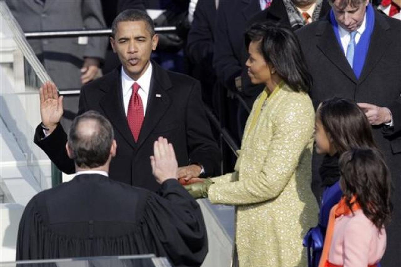 Barack Obama sver embættiseiðinn. Michelle eiginkona hans og dætur þeirra …
