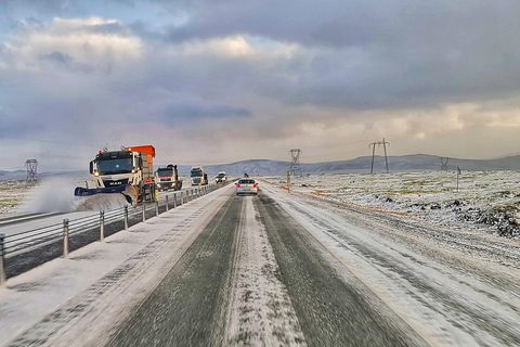 Hálka er á Heillisheiði og er óvissustig á veginum til klukkan 11.