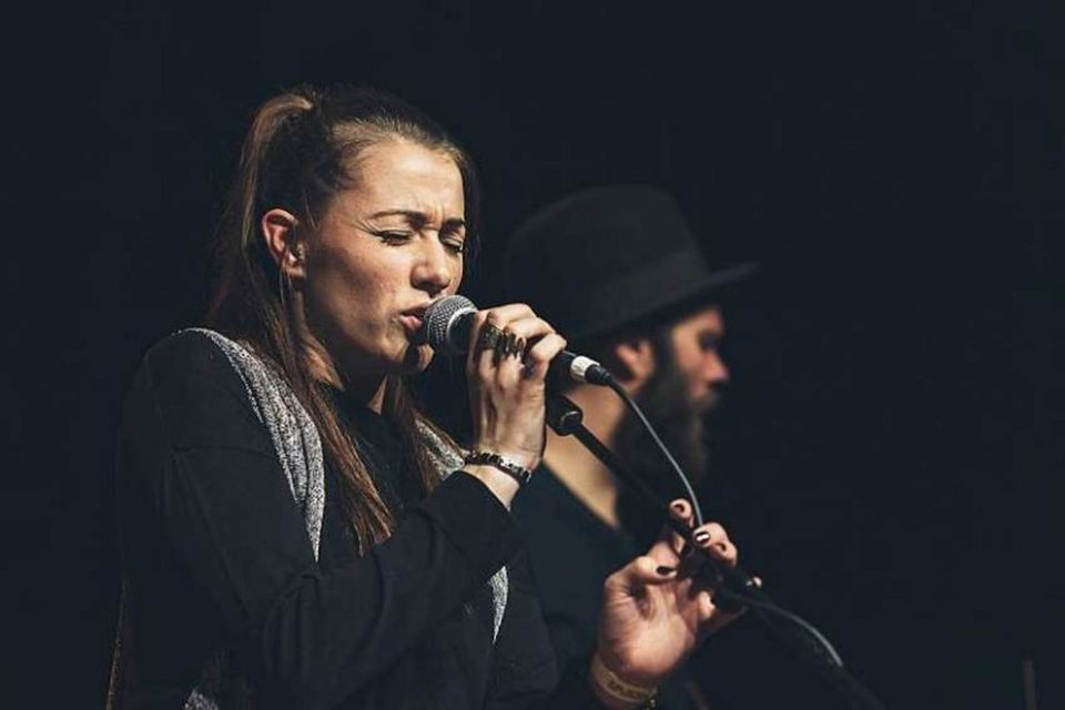 Tinna söngkona og Friðrik Flosason bassaleikari Mosa Musik.