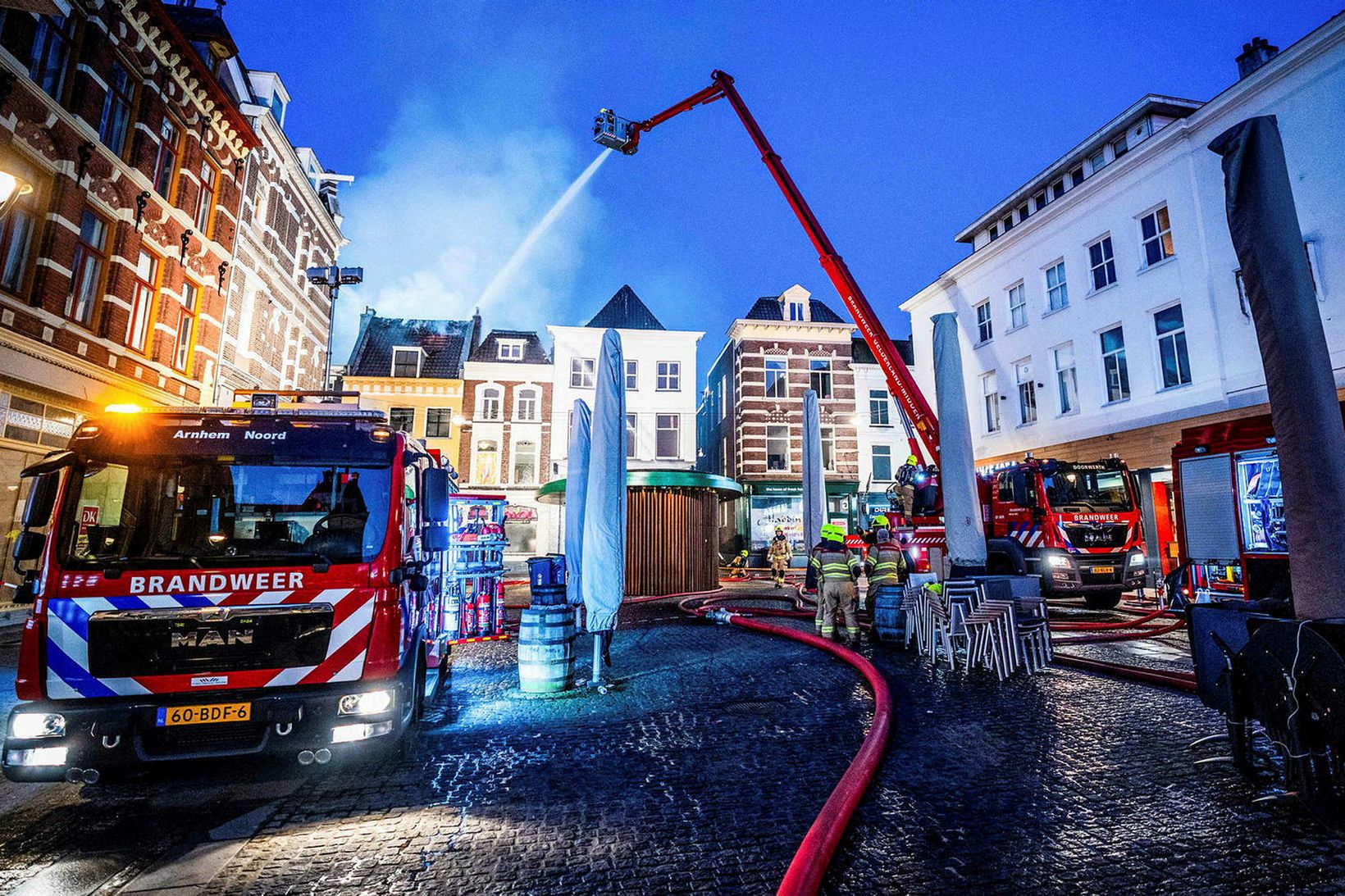 Slökkviliðsmenn að störfum í hollensku borginni Arnhem.