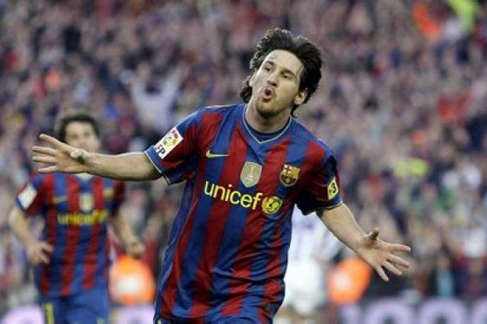 Lionel Messi fagnar öðru marka sinna í sigrinum í dag.