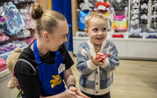 Börnin búa til sinn eigin persónulega bangsa hjá Build-A-Bear.