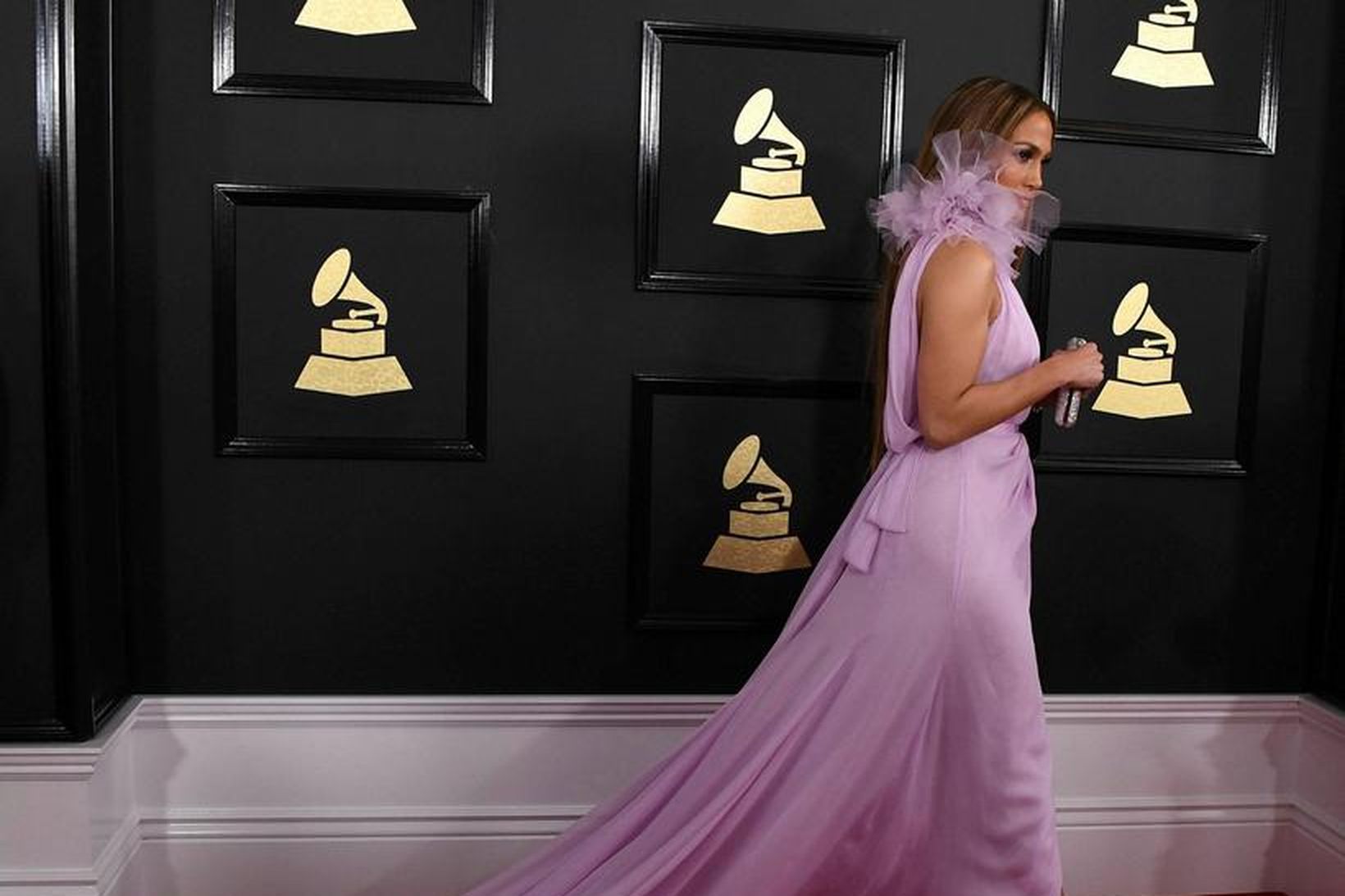 Jennifer Lopez klæddist sérlega fallegum kjól á Grammy-verðlaununum í gær.
