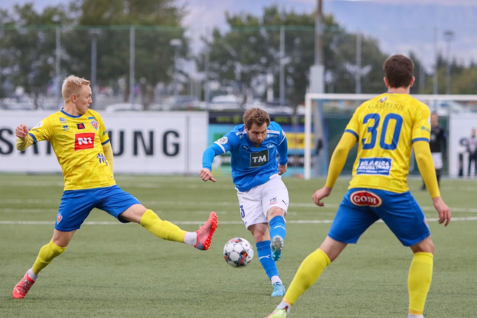 Óskar Örn Hauksson reynir skot að marki Akureyringa í kvöld.