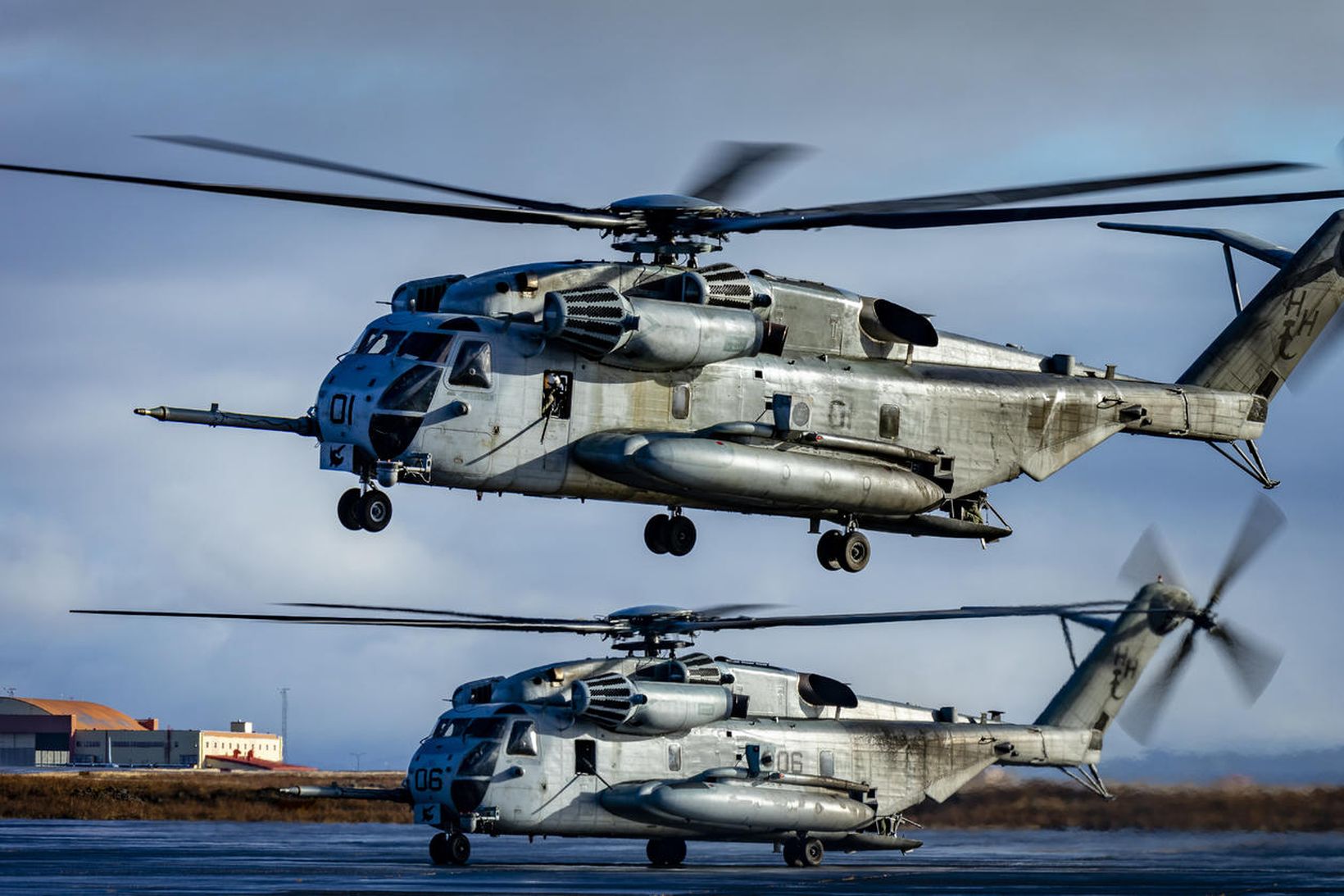 Tvær þyrlur af gerðinni Sikorsky CH-53E Super Stallion sáu um …