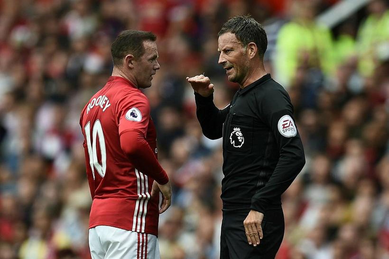 Mark Clattenburg ræðir við Wayne Rooney í leik Manchester United …