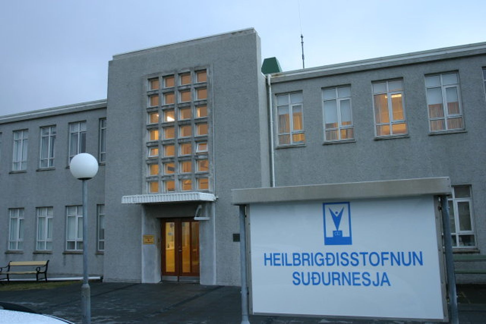 Ökumaðurinn og litla stúlkan voru flutt á Heilbrigðisstofnun Suðurnesja.