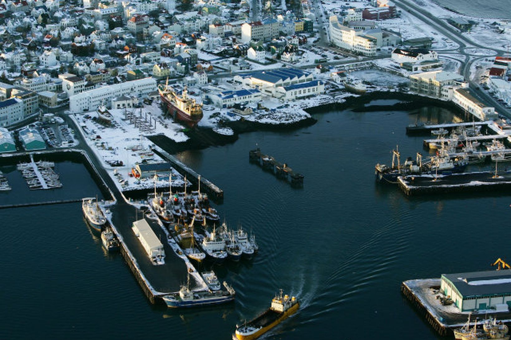 Fjölbreytt starfsemi er við Reykjavíkurhöfn.