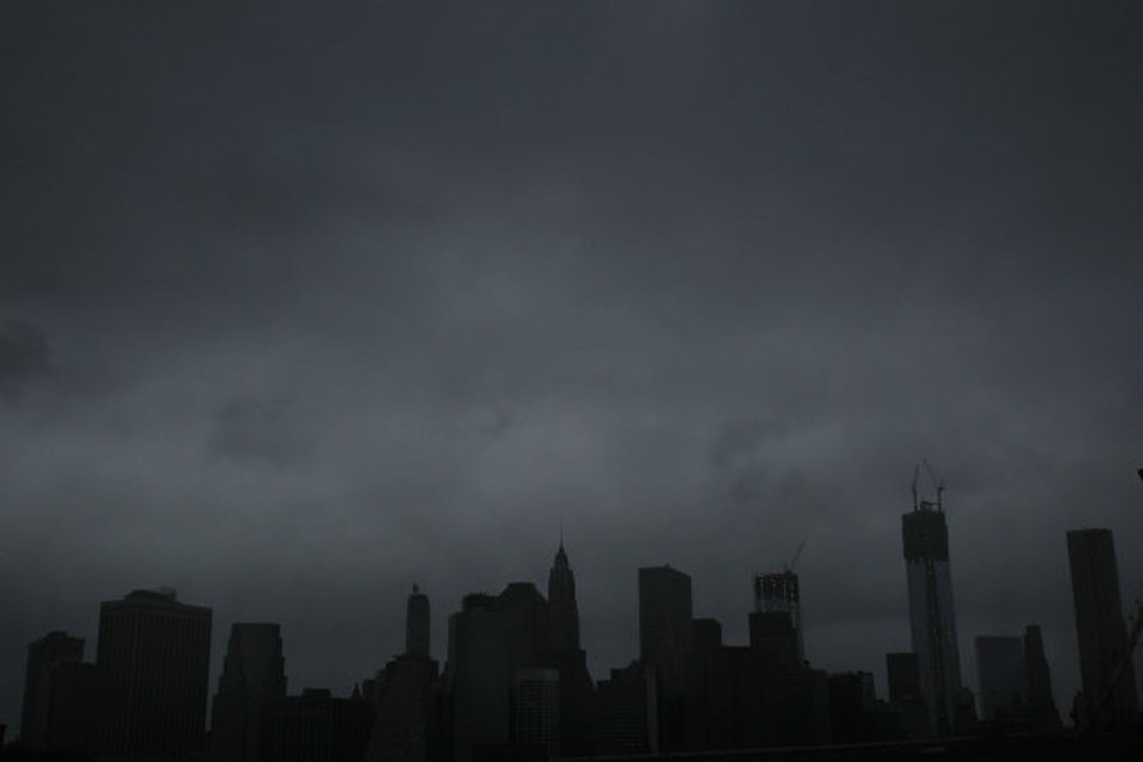 Himinninn er heldur drungalegur yfir háhýsunum á Manhattan, en Sandy …