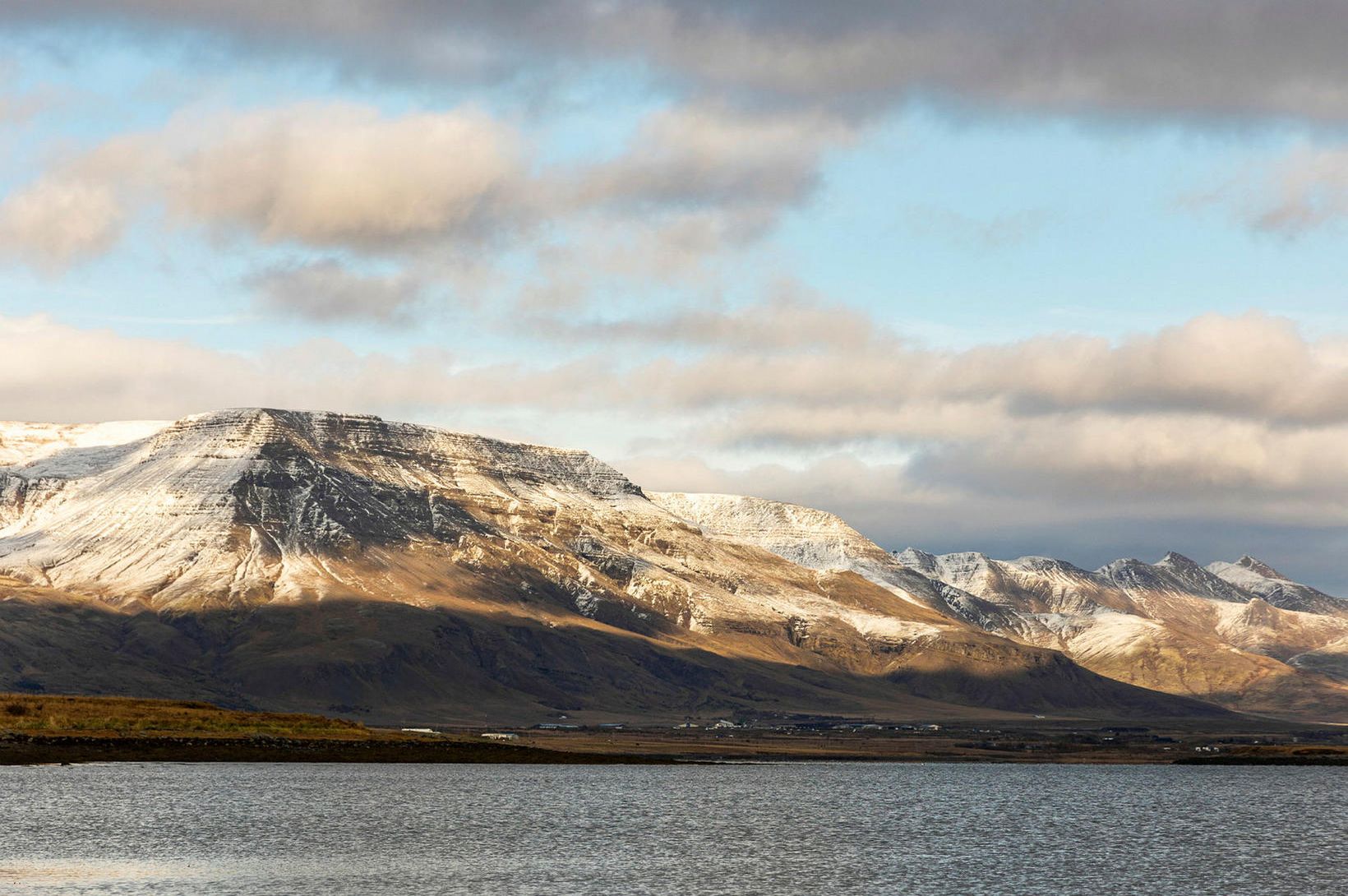 Víðáttumikil lægð suður í hafi 