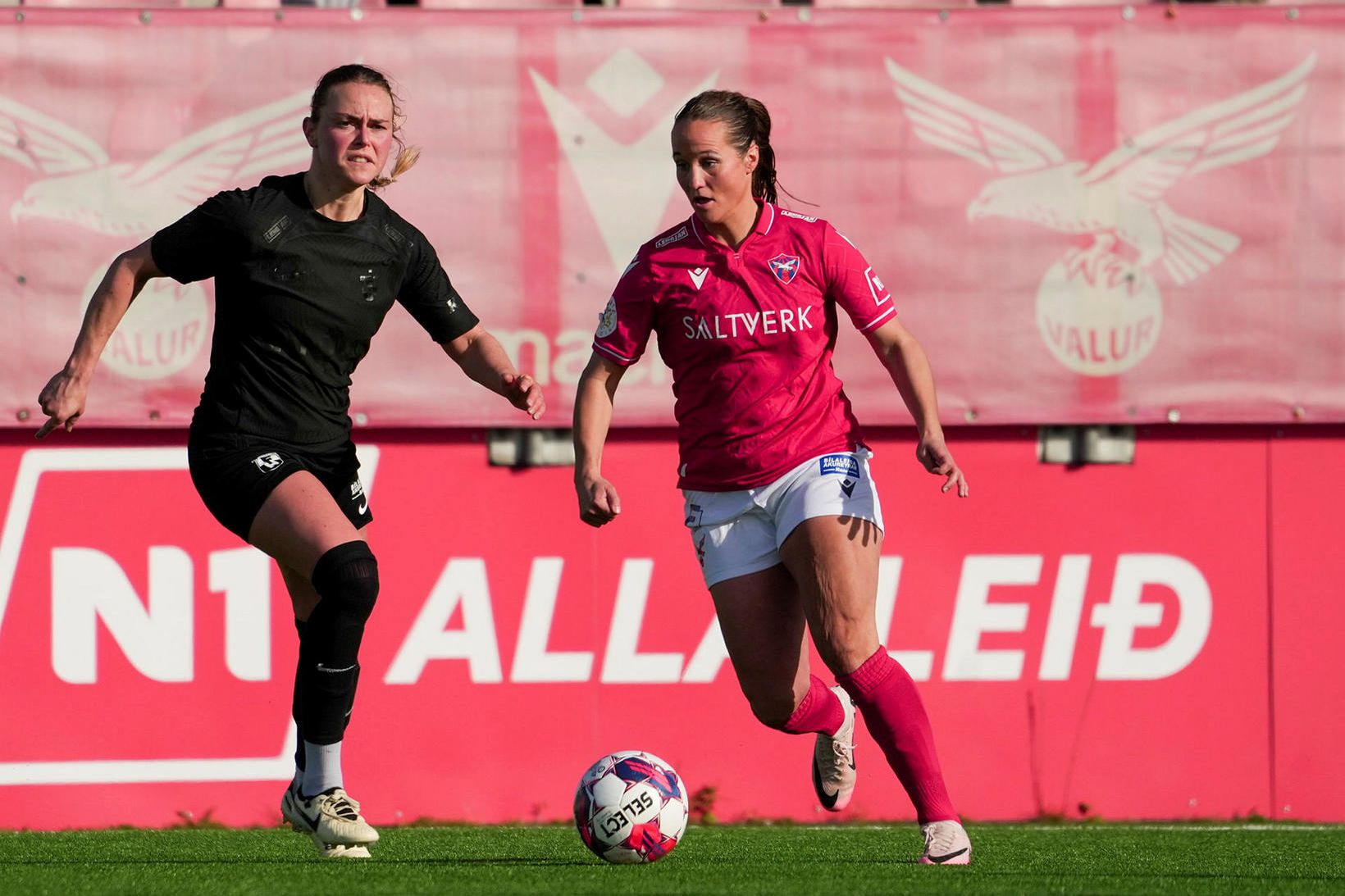 Hanna Kallmaier og Fanndís Friðriksdóttir eigast við í leik liðanna …
