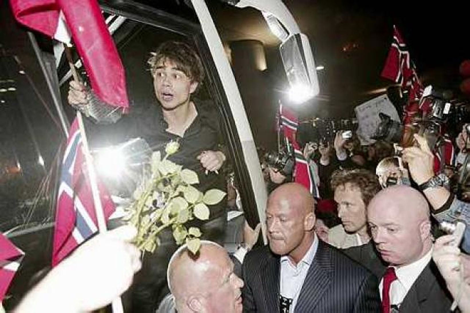 Þúsundir fögnuðu Alexander Rybak á Gardemoen í kvöld.