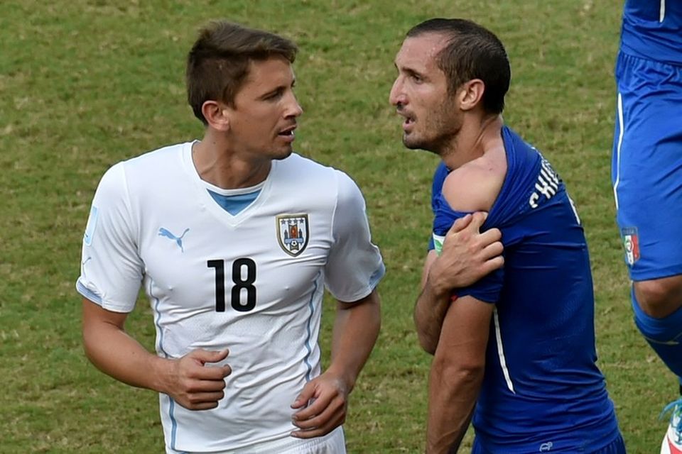 Gaston Ramirez, leikmaður Úrugvæ, reyndi að fá Chiellini til að hylja sig í leiknum.