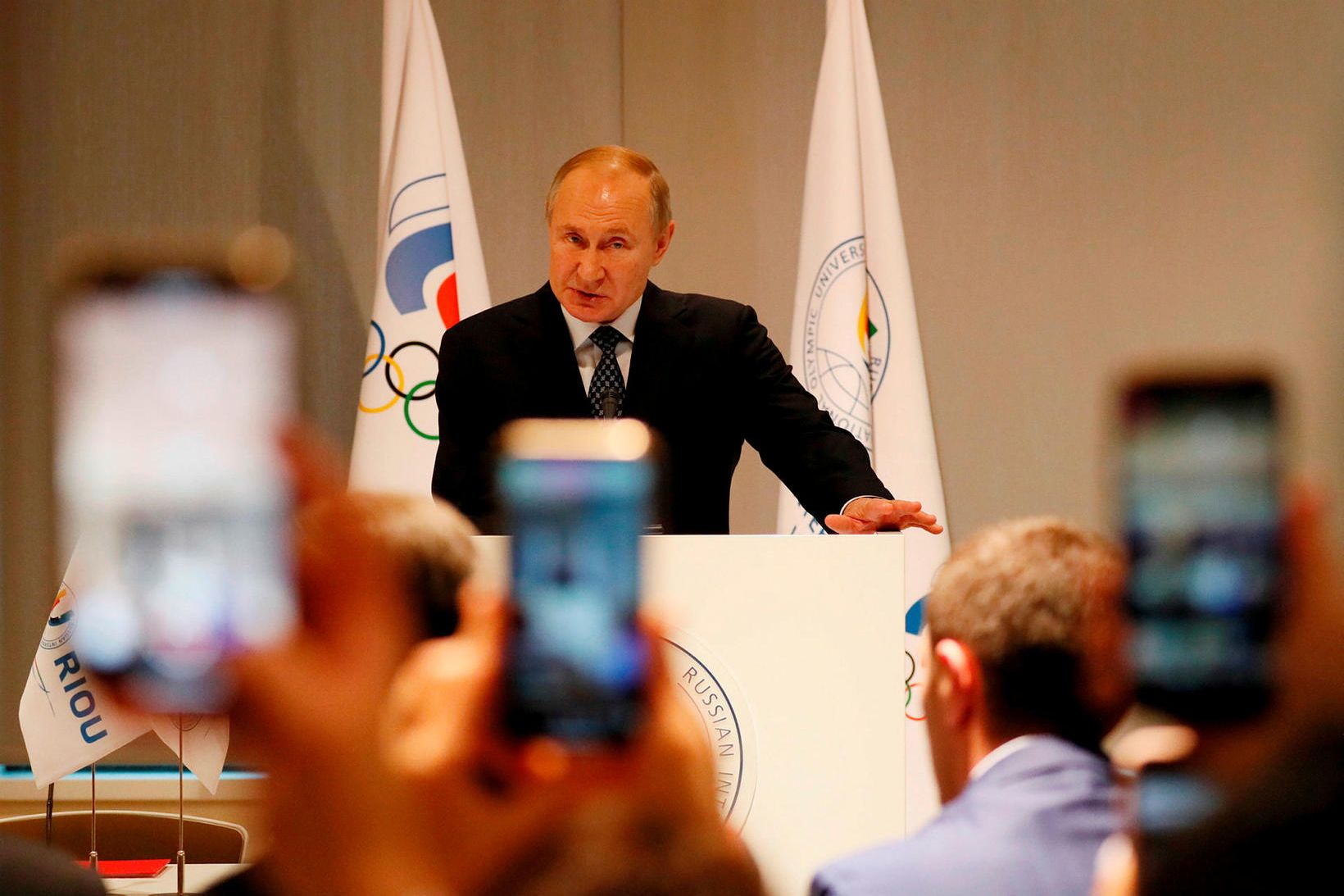 Vladimir Putin heldur ræðu á Ólympíusamkomu í Sochi í Rússlandi …