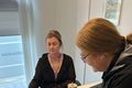 Fornleifafundur Margrét Hrönn Hallmundsdóttir með skyndirannsókn í bankanum. Berghildur Árnadóttir bankakona hér sitjandi við borðið.