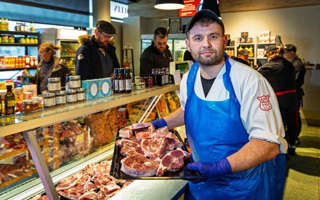 Jóhann Ingi Jóhannsson kaupmaður í Kjöthöllinni hefur undirbúið sprengidaginn vel og býður upp á þrjá …