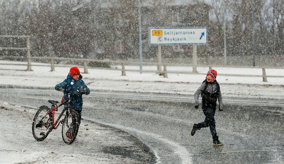 Útlit fyrir skaplegra veður á morgun