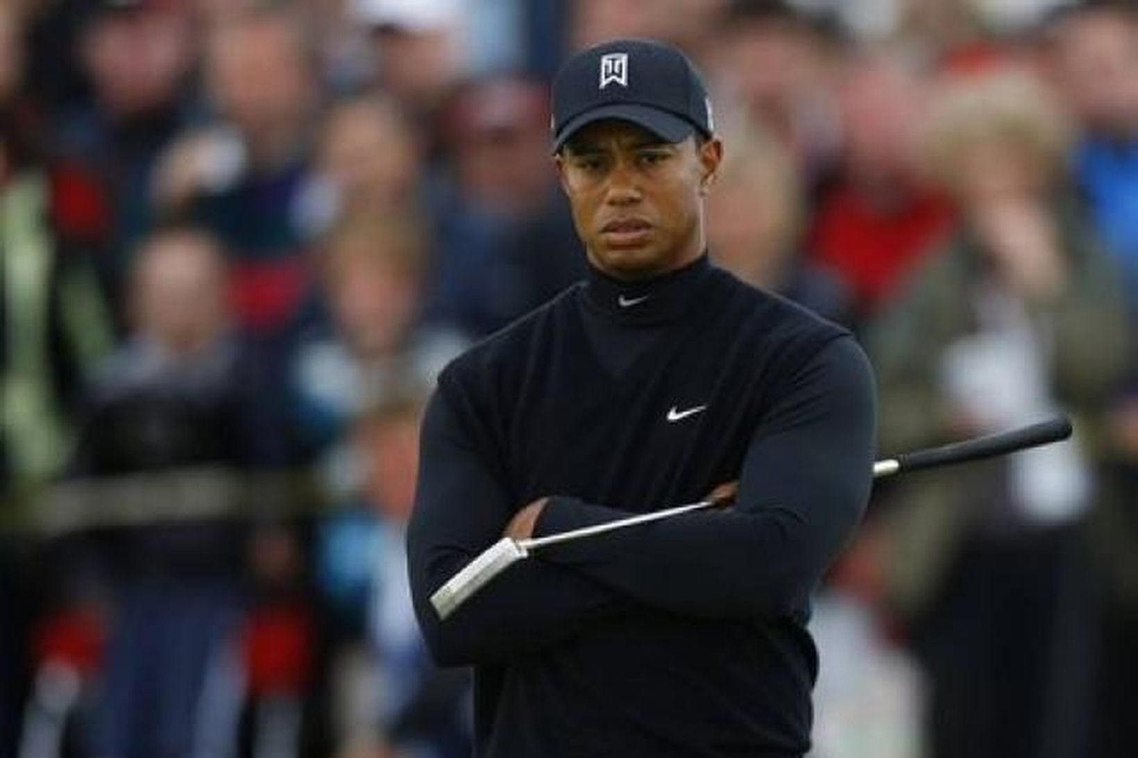 Tiger Woods var brúnaþungur á Turnberry í dag en hér …