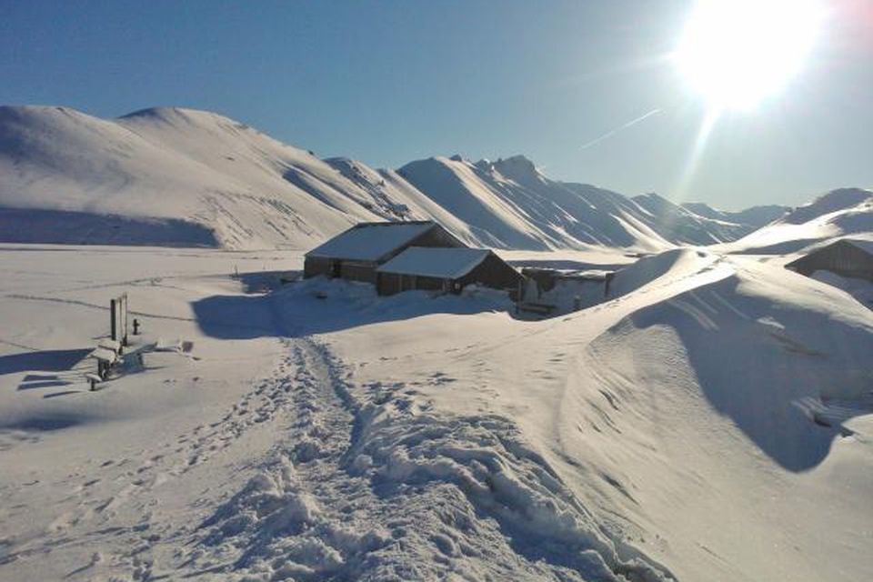 Séð niður að skálanum í Landmannalaugum.